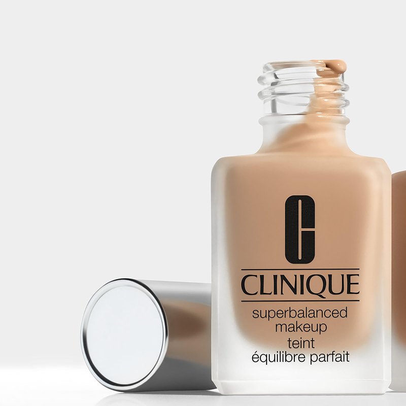 Clinique Superbalanced Oil Free Liquid Foundation Makeup For Dry to Oily Skin Types | Hydrating + Moisturizing | Moderate Coverage + Natural Finish, Nude Beige, 1 Fl Oz