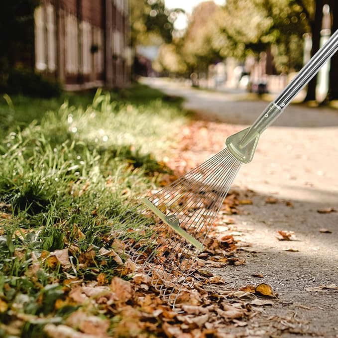 18-Tine Retractable Garden Rake with Stainless Steel Handle for Lawn and Leaf Cleaning, 80cm Telescopic Grass Rake Suitable for Flower Farming and Shrub Maintenance