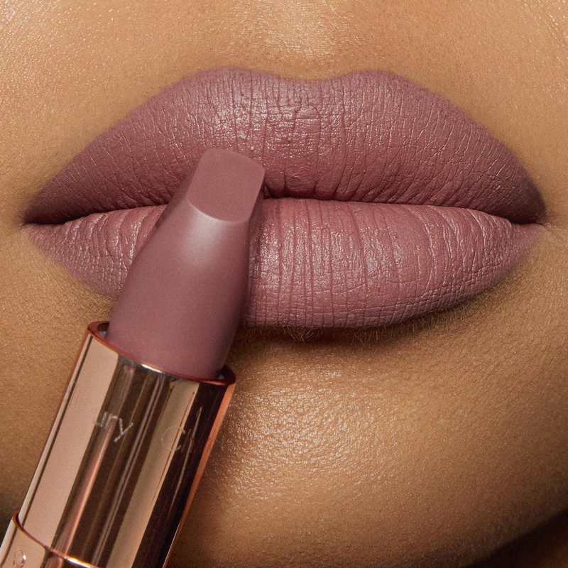 Charlotte Tilbury Matte Revolution Lipstick - Long Lasting, Matte Lipstick, Giftable Beauty Essential with Buildable Color & Lip-Loving Ingredients - Creamy, Easy to Blend Formula - Very Victoria