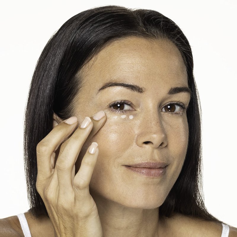 Neutrogena Rapid Wrinkle Repair Retinol Anti-Wrinkle Eye Cream for Dark Circles, Daily Eye Wrinkle Cream with Hyaluronic Acid & Retinol, Paraben-Free, 0.5 fl. oz
