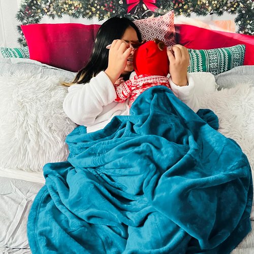 Bedsure GentleSoft Fleece Throw Blanket - Soft, Lightweight Plush Cozy Blanket in Teal, 50x60 Inches